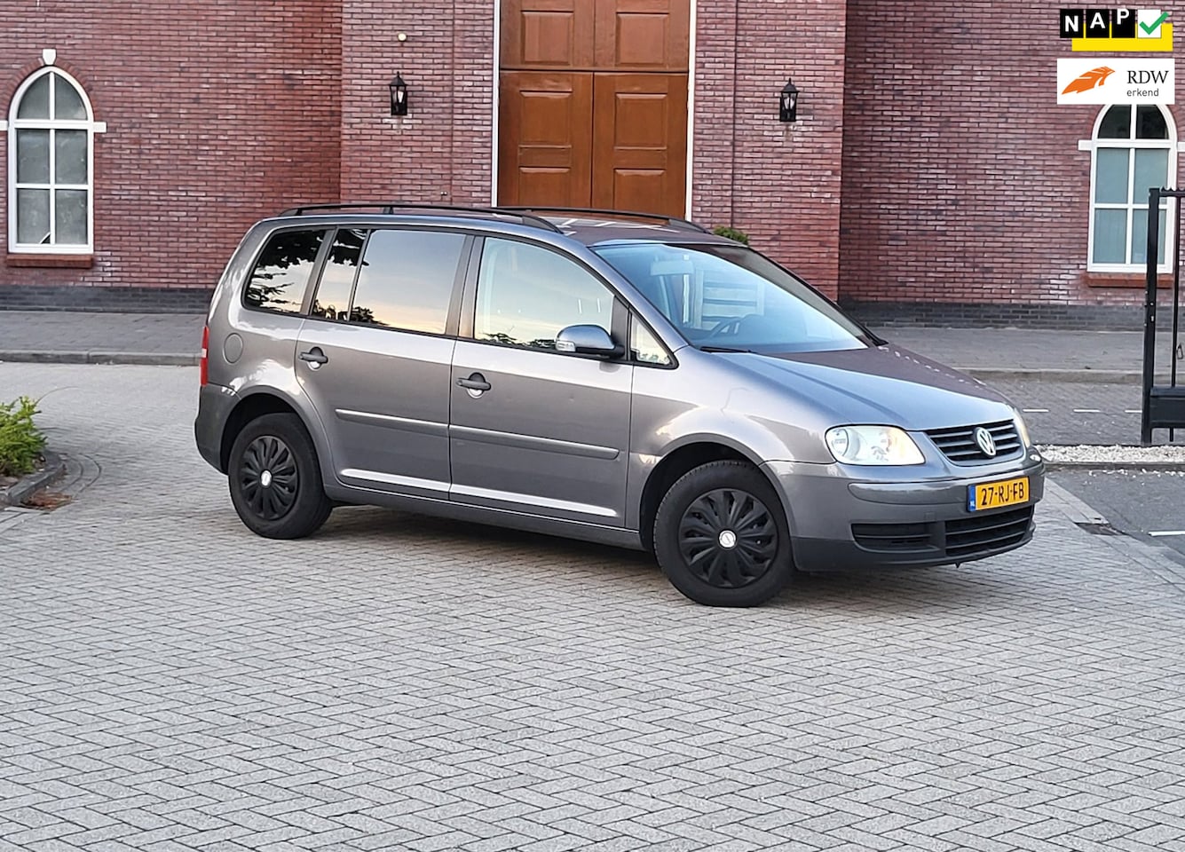 Volkswagen Touran - 1.6 Business / AIrco / Navi / Cruise control / Nap / Trekhaak - AutoWereld.nl