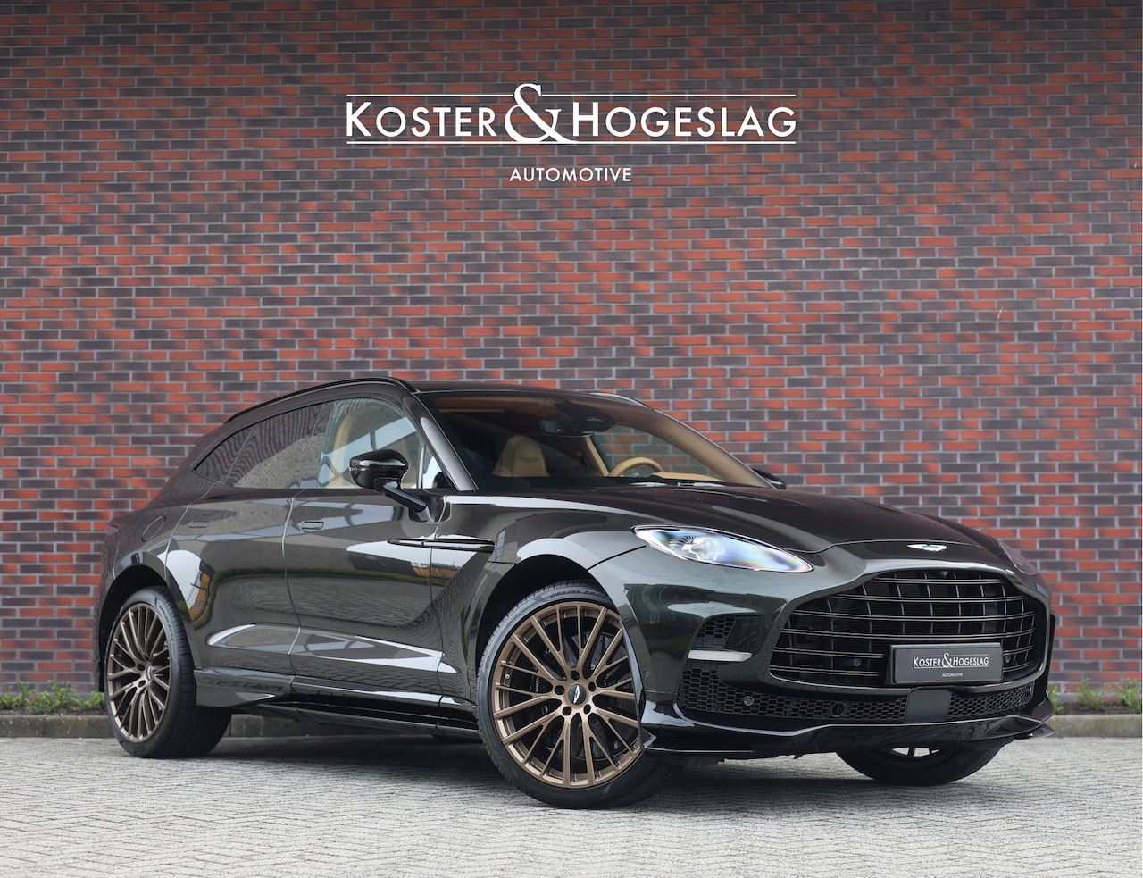 Aston Martin DBX - 4.0 V8 707 | Minotaur Green - Nieuwstaat! - AutoWereld.nl