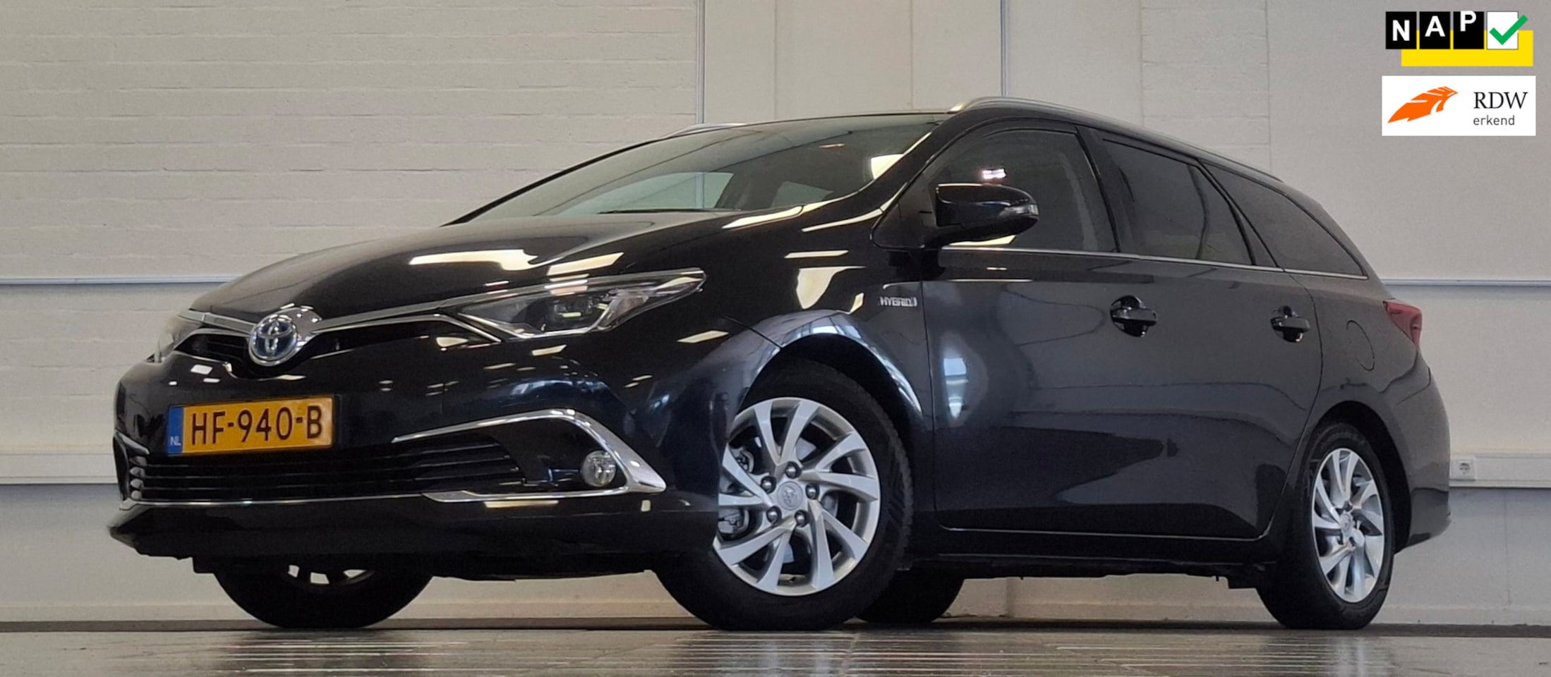 Toyota Auris Touring Sports - 1.8 Hybrid Lease pro Trekhaak 2e Eigenaar Camera Navi - AutoWereld.nl