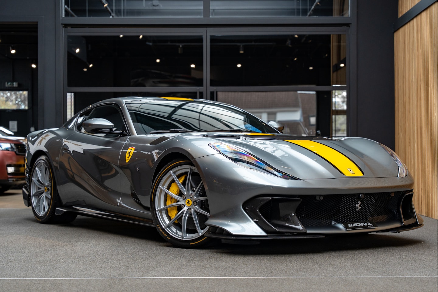 Ferrari 812 Competizione - Airbrushed Shields Grigio Competizione 6.5 V12 - AutoWereld.nl