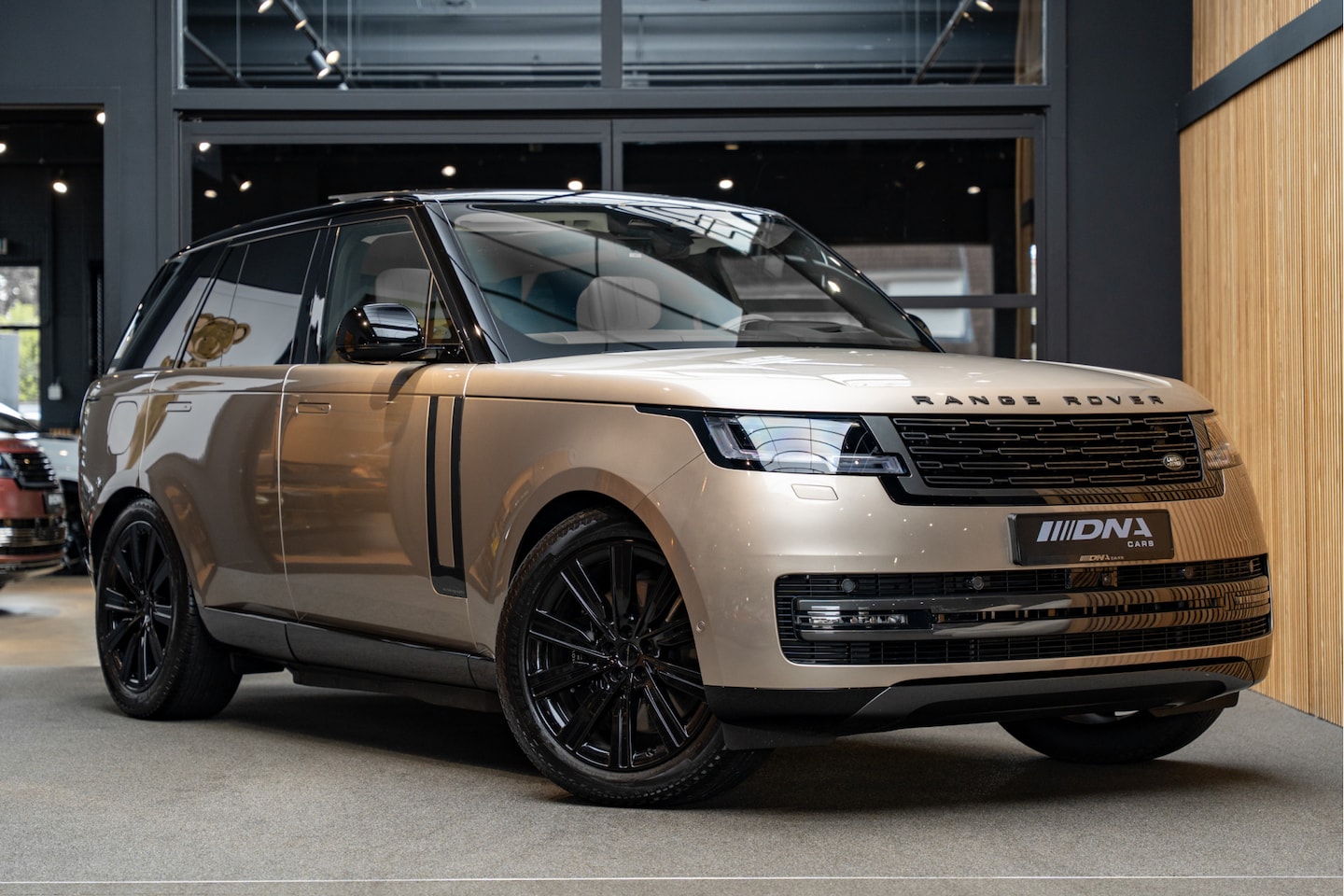 Land Rover Range Rover - P550e Autobiography Koelbox Meridian Signature 3.0 P550e Autobiography PHEV - AutoWereld.nl