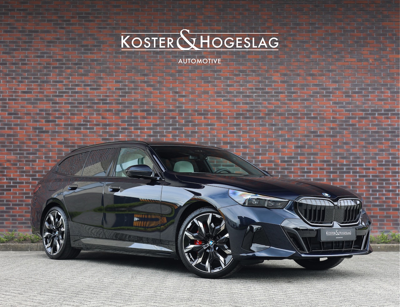 BMW 5-serie Touring - 550e xDrive | Pano - Trekhaak - HUD - AutoWereld.nl