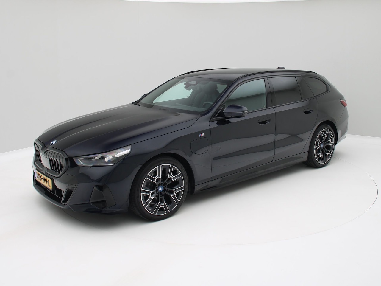 BMW 5-serie Touring - 530e M Sport Edition / Luxe! / Origineel NL - AutoWereld.nl