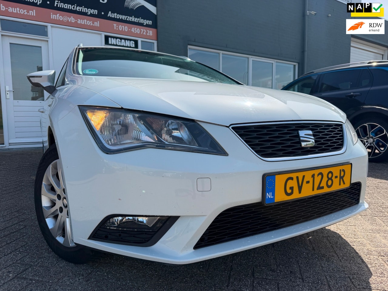 SEAT Leon ST - 1.2 TSI Style met trekhaak en parkeersensoren en navigatie en bluetooth en cruise controle - AutoWereld.nl
