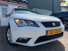 SEAT Leon ST - 1.2 TSI Style met trekhaak en parkeersensoren en navigatie en bluetooth en cruise controle