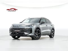 Volkswagen T-Roc - 1.5 eTsi R-Line First Edition Pano/360/Trekhaak/HUD