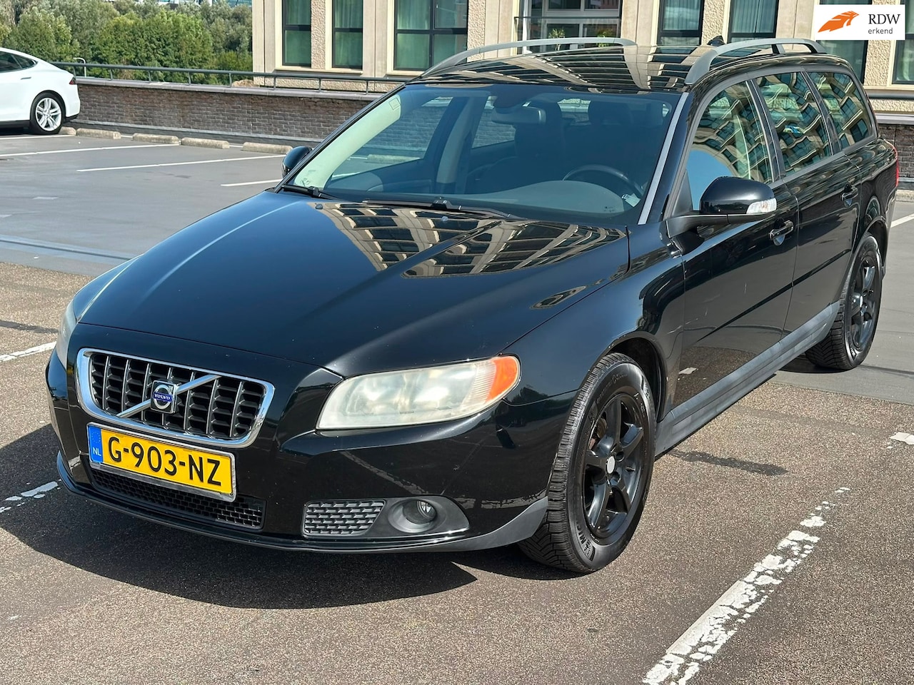 Volvo V70 - 2.0 Clima Cruise Trekhaak PDC LMV Nieuwe Apk - AutoWereld.nl