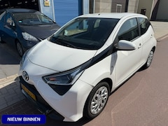 Toyota Aygo - 1.0 VVT-i x-play NAP 74.991km Camera Bluetooth 2019 Leuke auto van de 1e eigenaar met 2 sl