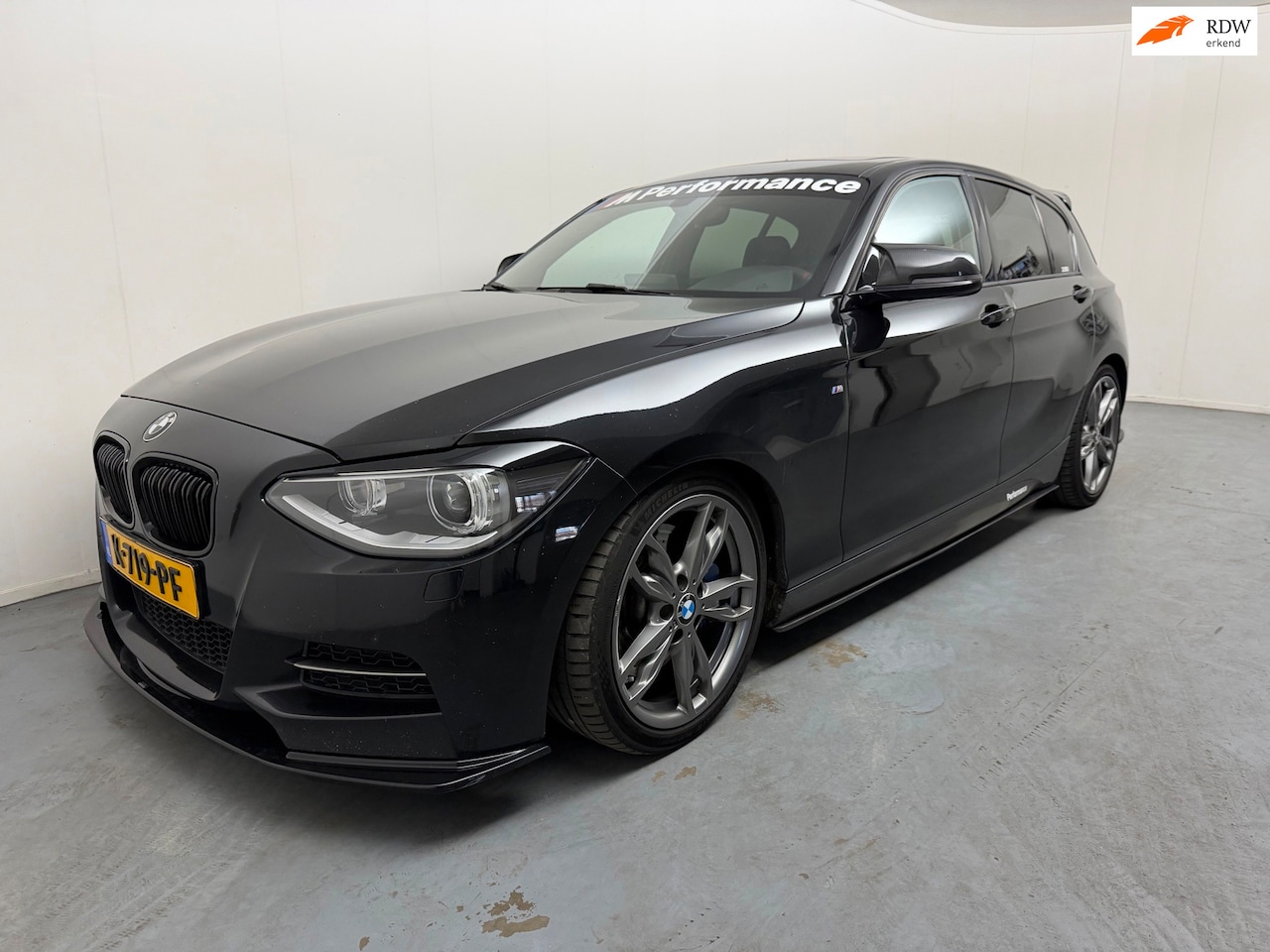 BMW 1-serie - M135i xDrive High Executive # 420 PK # Remus uitlaat # Leder # Navi # Xenon - AutoWereld.nl