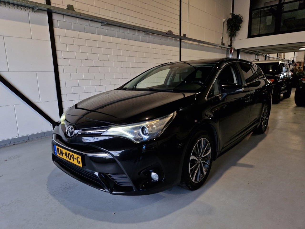 Toyota Avensis Touring Sports - 1.8 VVT-i Dealeronderhouden Automaat Trekhaak - AutoWereld.nl
