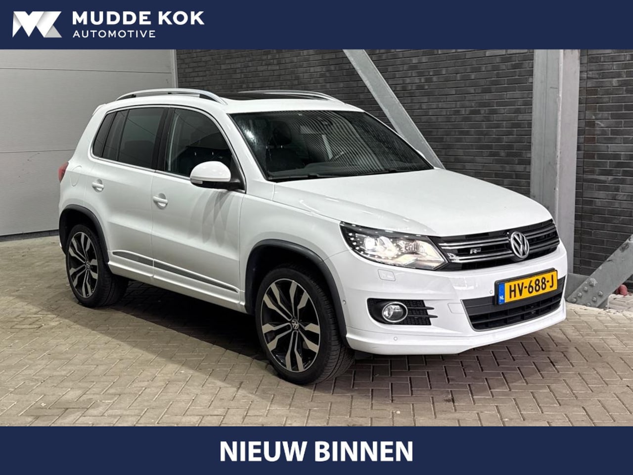 Volkswagen Tiguan - 1.4 TSI R-Line Edition | Panoramadak | Stoelverwarming | R-Line | 19 Inch | Xenon | Park A - AutoWereld.nl