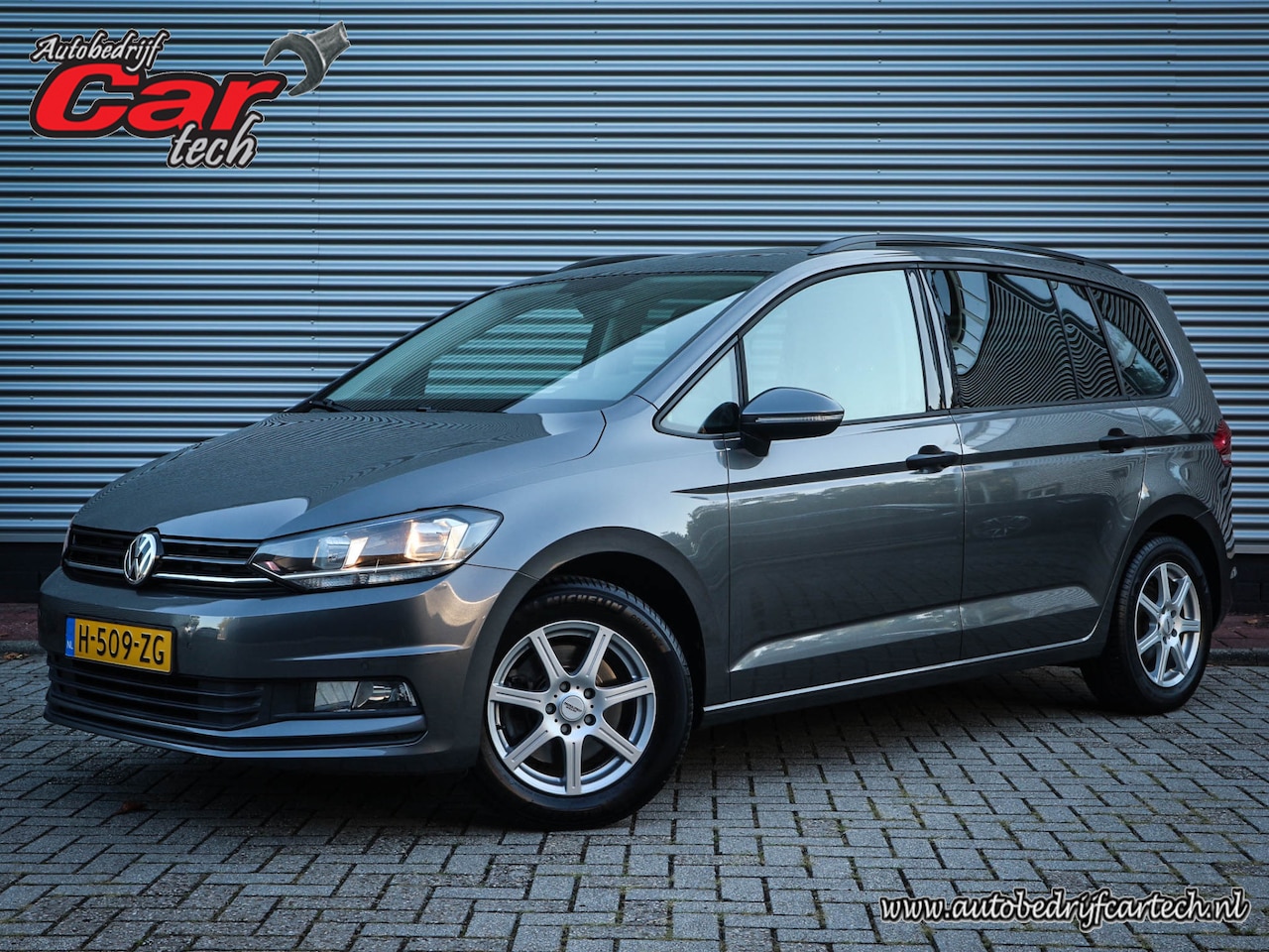 Volkswagen Touran - 1.6 TDI SCR Connected Series 7p Clima | Cruise | Navi | Panoramadak | Trekhaak | Pdc | - AutoWereld.nl
