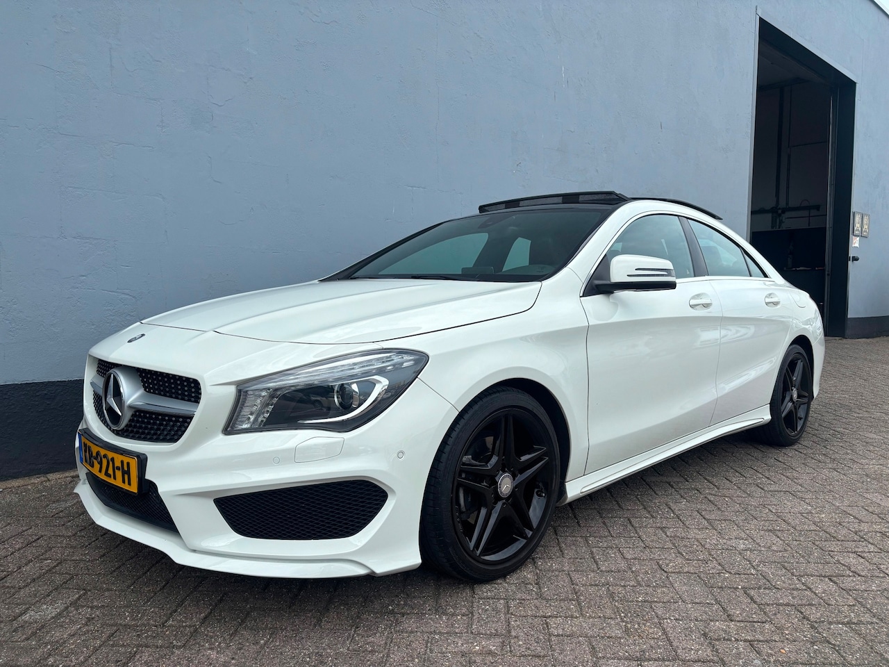 Mercedes-Benz CLA-Klasse - 180 Ambition AMG - Panorama Dak - AutoWereld.nl