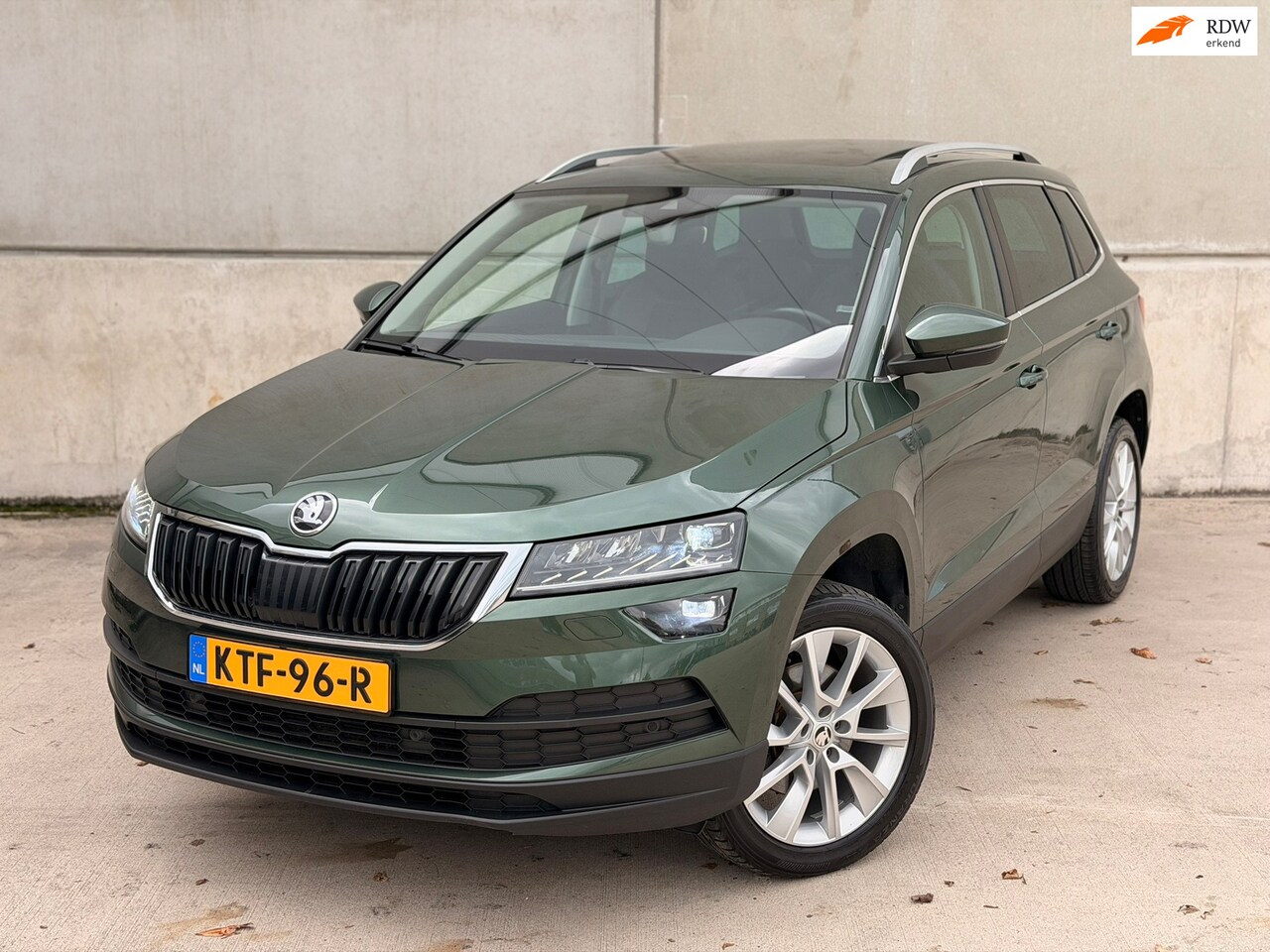 Skoda Karoq - 1.5 TSI DSG Pano Camera Canton Leder/alca Trekhaak CarPlay Keyless Sfeer - AutoWereld.nl