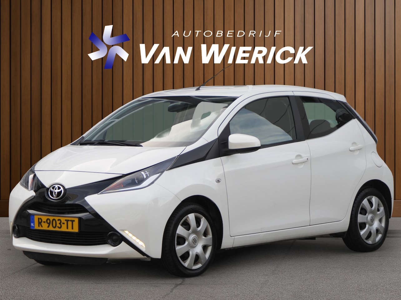 Toyota Aygo - 1.0 VVT-i x-play 5-Deurs Automaat | Camera | Carplay | Airco | Zuinig! - AutoWereld.nl
