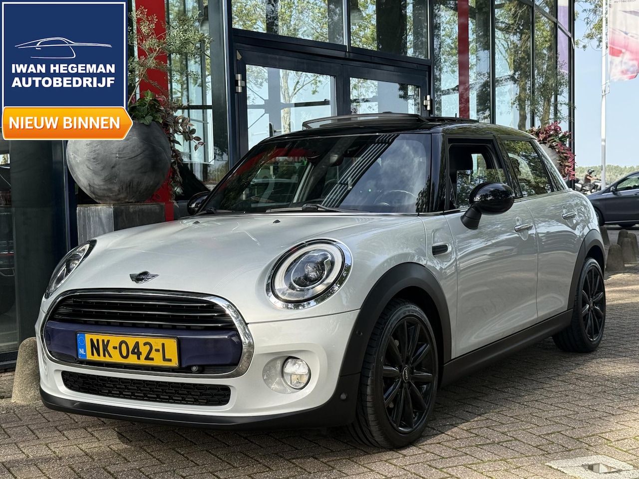 MINI 5-Deurs - 1.5 Cooper Chinessili Serious Bus Panoramadak | PDC | ECC | Navigatie | LM velgen | - AutoWereld.nl
