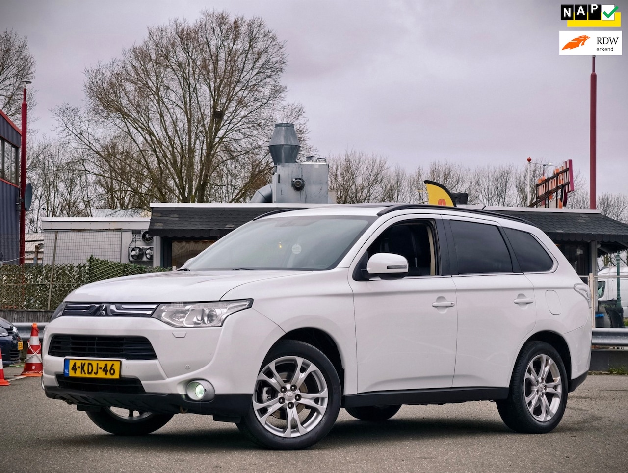 Mitsubishi Outlander - 2.0 Instyle / AUTOMAAT / 7 PERS / PANO / LEER / NAP / SP VLG / - AutoWereld.nl