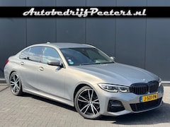 BMW 3-serie - 318i M Sport Shadow L-Cockpit Leder LED Camera Carplay Sfeerlicht NL-auto