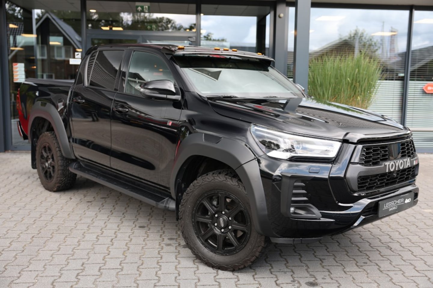 Toyota HiLux - 2.8 D-4D DUBBEL CABIN GR SPORT A/T 2 ZITS 4WD VAN - AutoWereld.nl