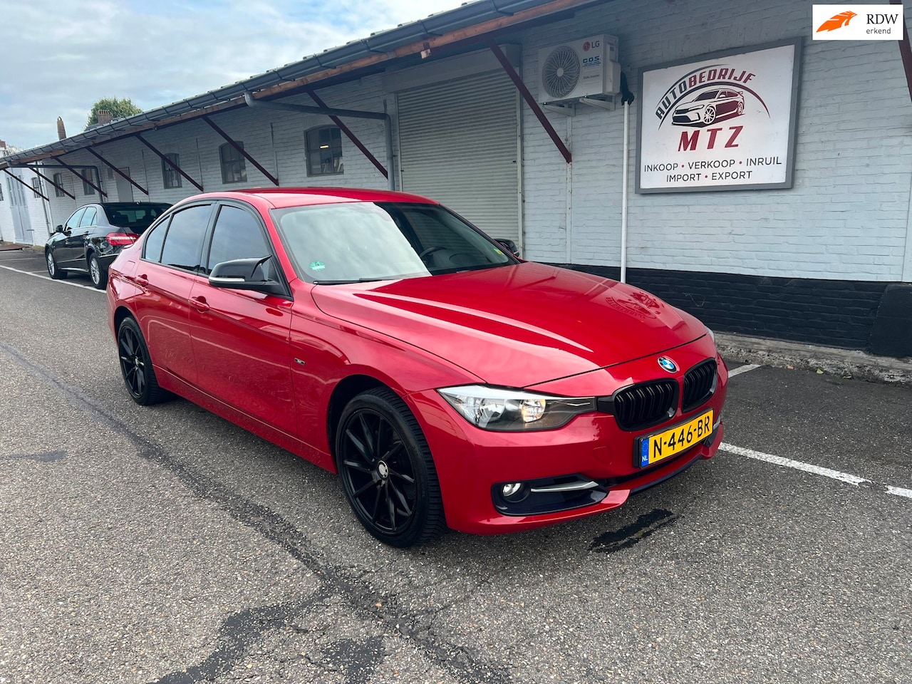 BMW 3-serie - Sedan 320i Sport Edition | HARMAN/KARDON | VOSSEN|STOELVERWARMING - AutoWereld.nl