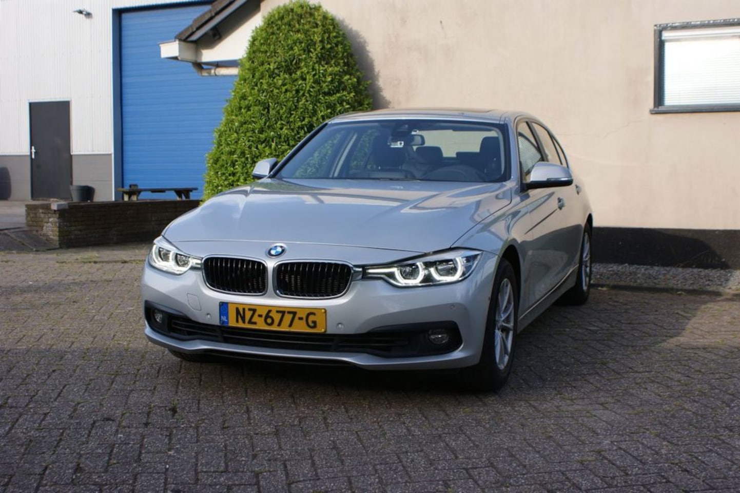 BMW 3-serie - 318i High Executive - Head up display - Sport int. - Leer - AutoWereld.nl