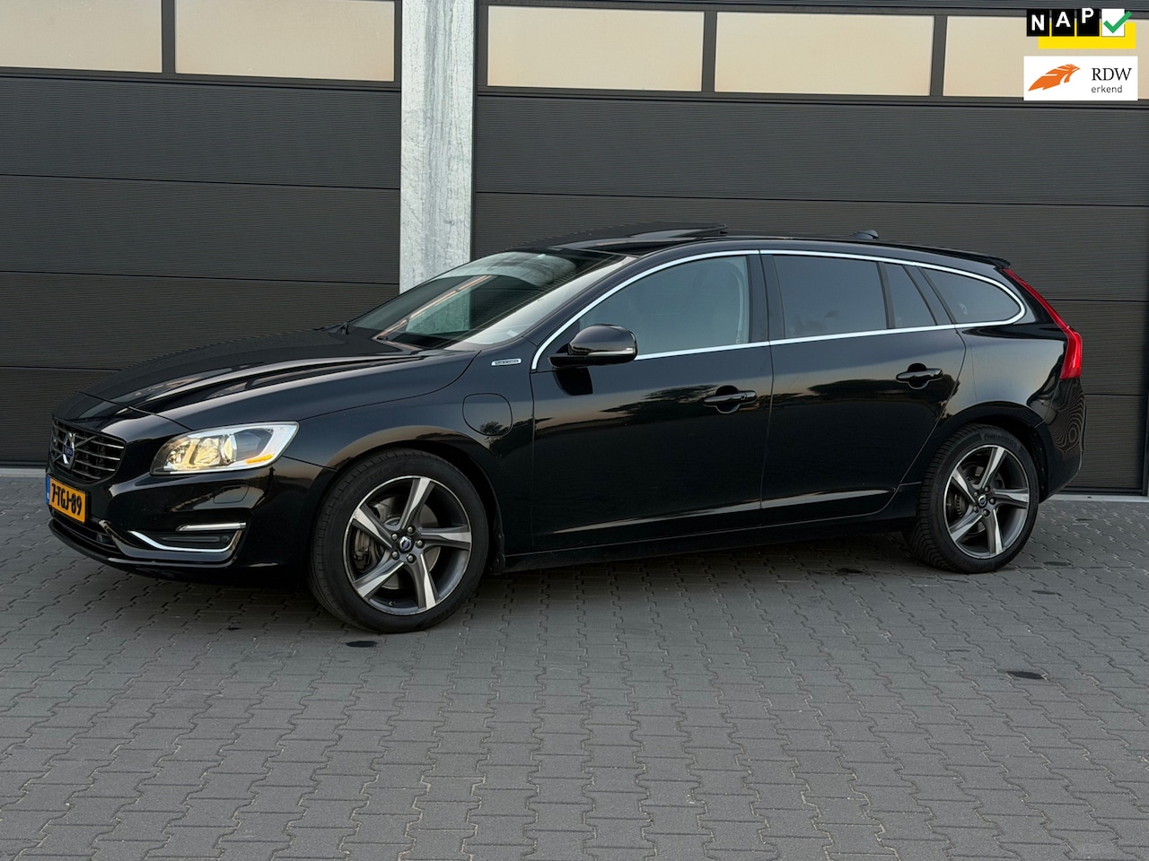 Volvo V60 - 2.4 D6 AWD Plug-In Hybrid Summum/ G.Beurt/ Netjes/ Automaat - AutoWereld.nl