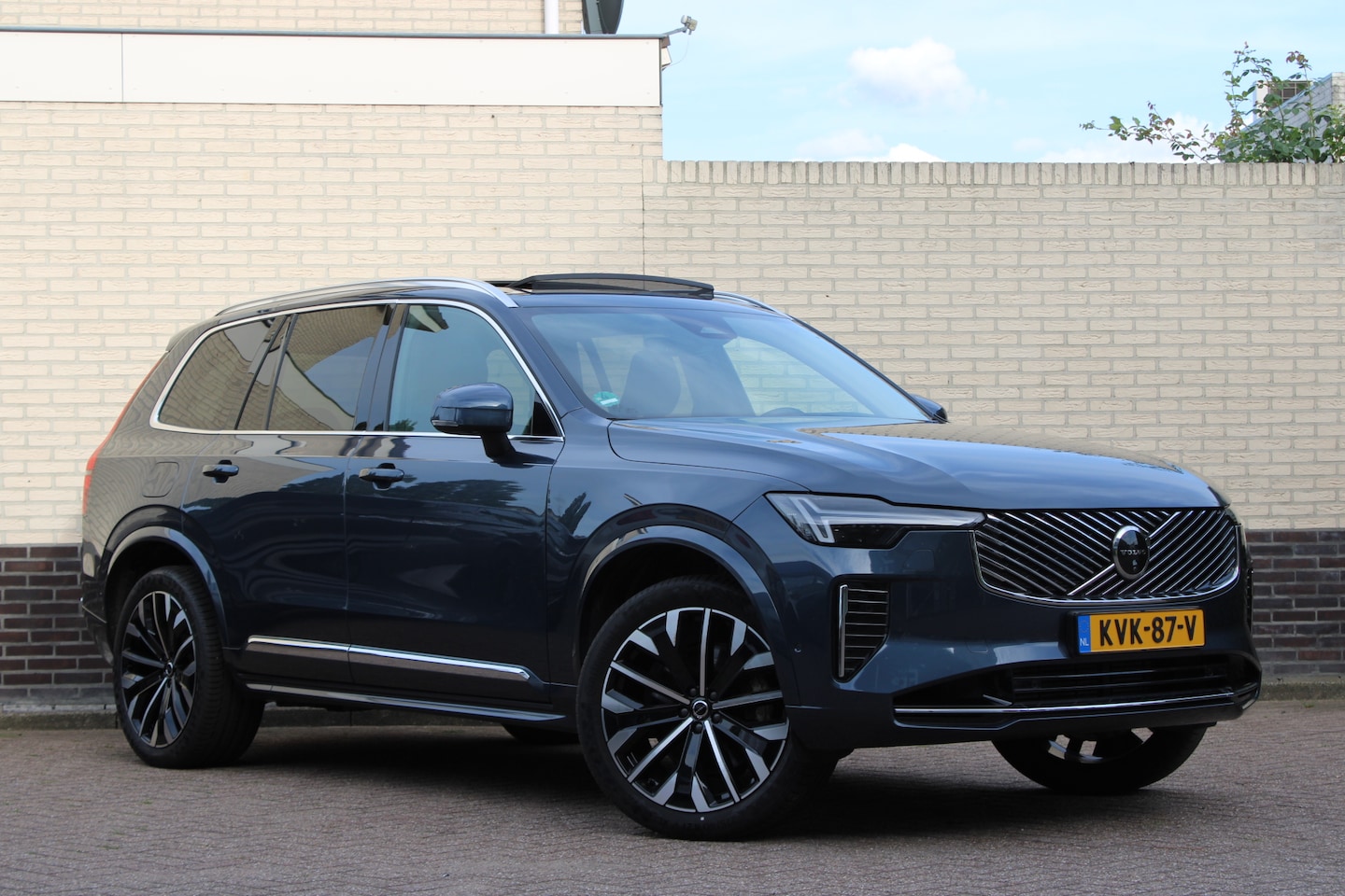 Volvo XC90 - 2.0 T8 Plug-in hybrid AWD Plus Bright | Luchtvering | BLIS | Panoramadak | 360 Camera - AutoWereld.nl