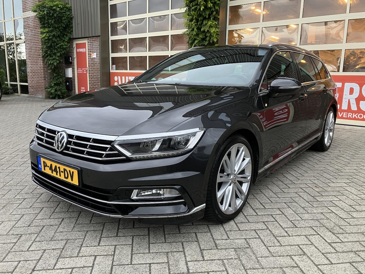Volkswagen Passat Variant - 2.0 TDI Highline Business R | 3x R Line | Virtual | Leder | 19" LMV | Trekhaak | - AutoWereld.nl