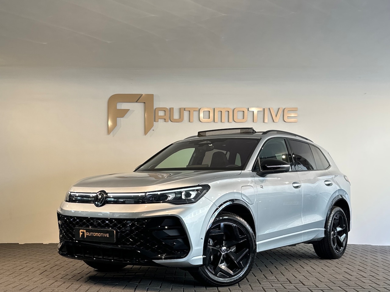 Volkswagen Tiguan - 1.5 eHybrid R-Line Business Pano|H/K|Massage|HuD|Trekhaak - AutoWereld.nl