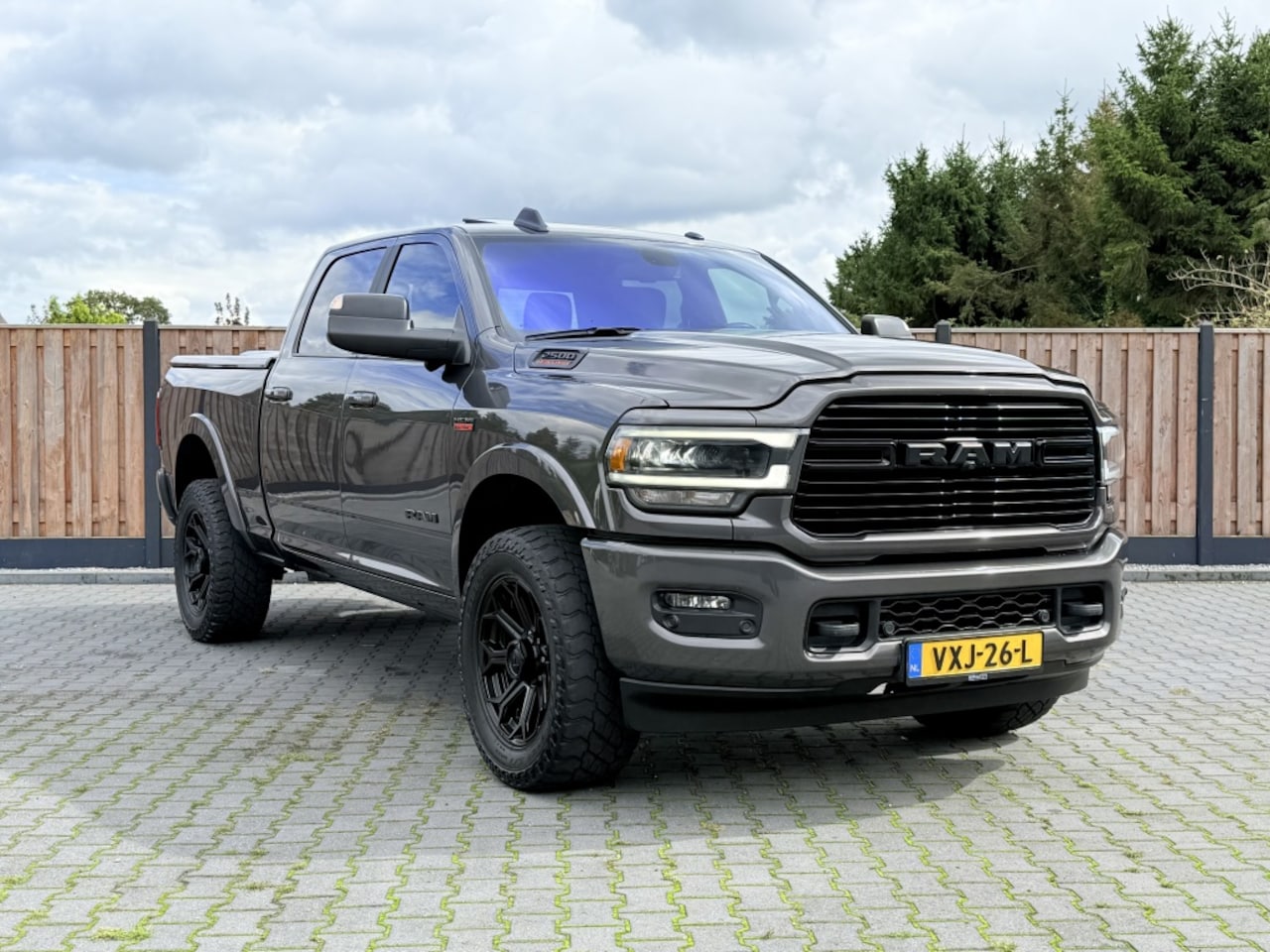 Dodge Ram 2500 - LARAMIE 6.4HEMI V8 LPG LUCHTVERING NIGHT - AutoWereld.nl