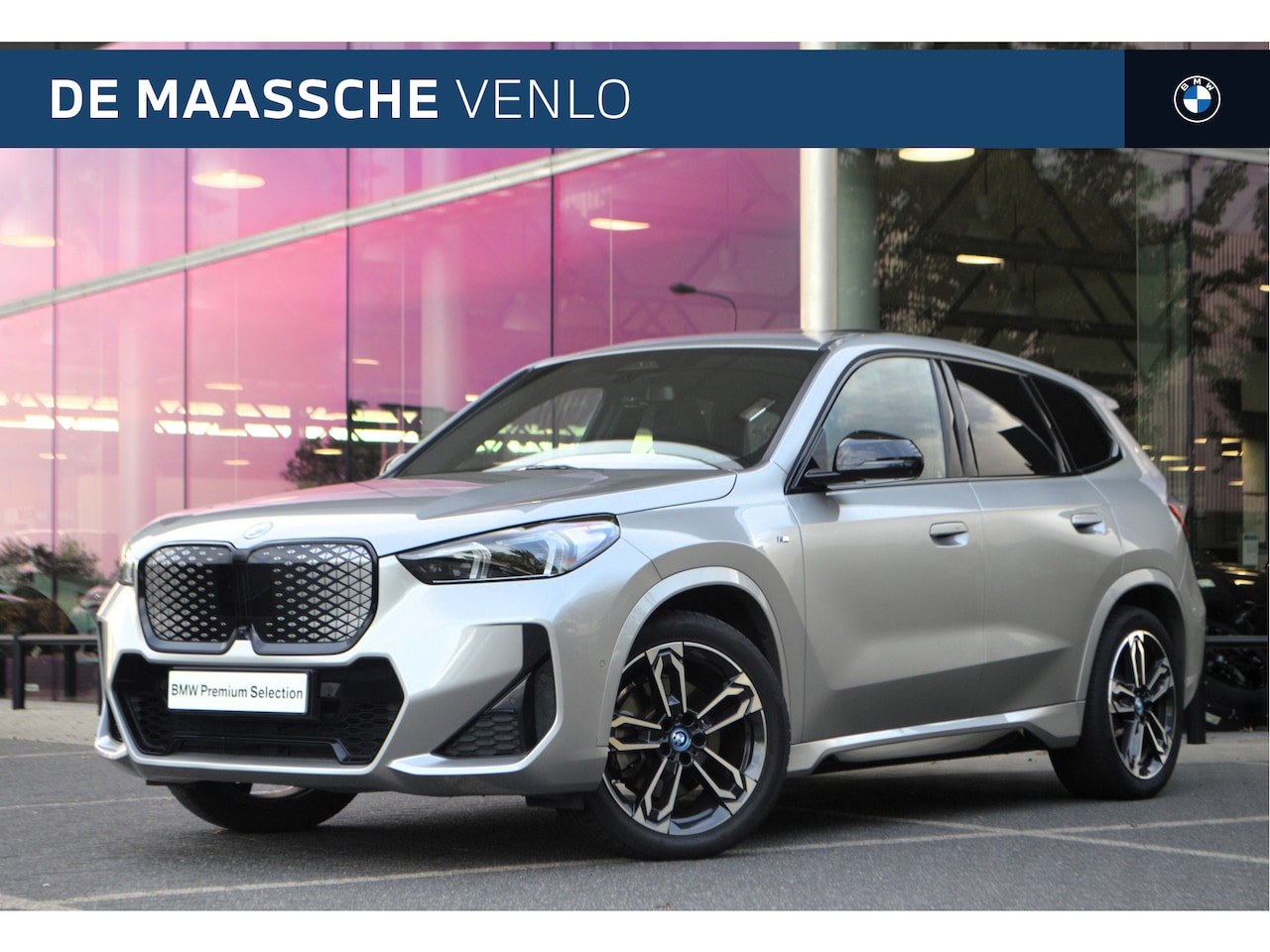 BMW iX1 - xDrive30 M Sport Automaat / Panoramadak / Trekhaak / Sportstoelen /	Comfort Access / 	Adap - AutoWereld.nl
