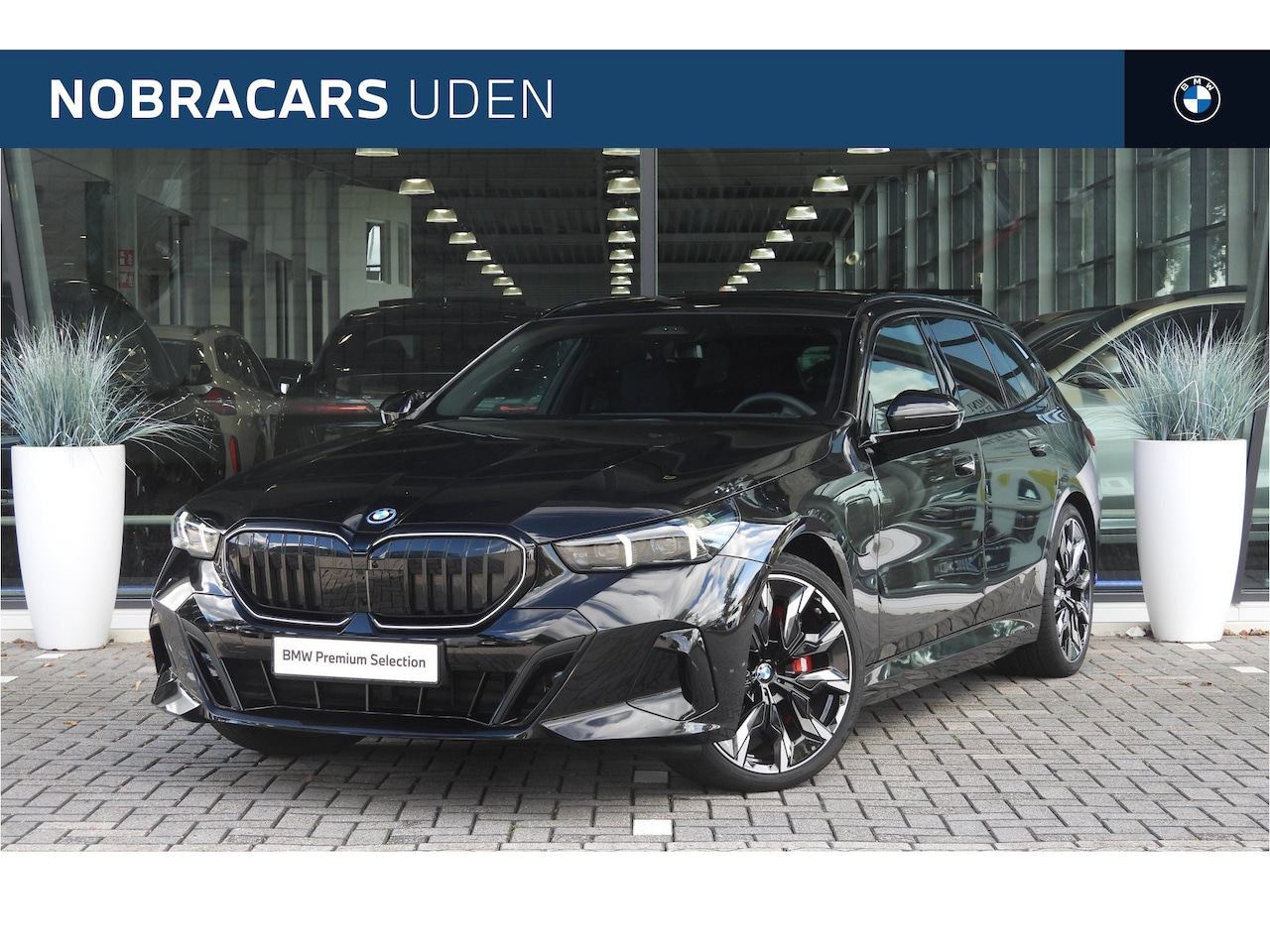 BMW 5-serie Touring - 550e xDrive M Sport Automaat / Panoramadak / Trekhaak / Stoelventilatie / Adaptieve LED / - AutoWereld.nl