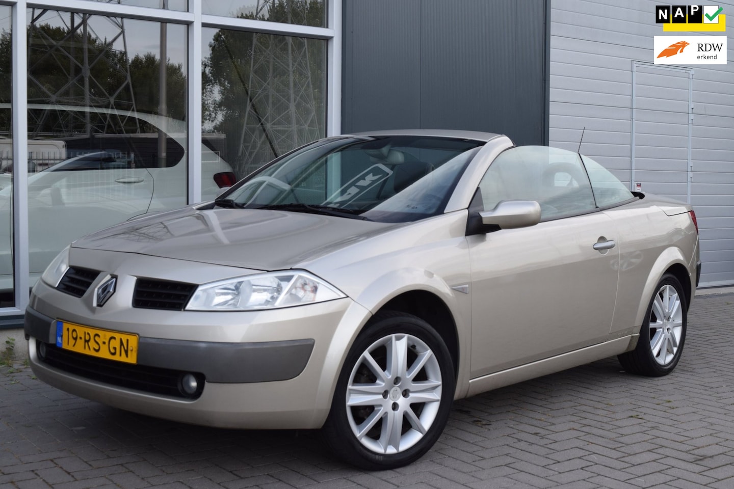 Renault Mégane coupé cabriolet - 2.0-16V Privilège Luxe | Inruilkoopje ! | APK 8-2027 - AutoWereld.nl