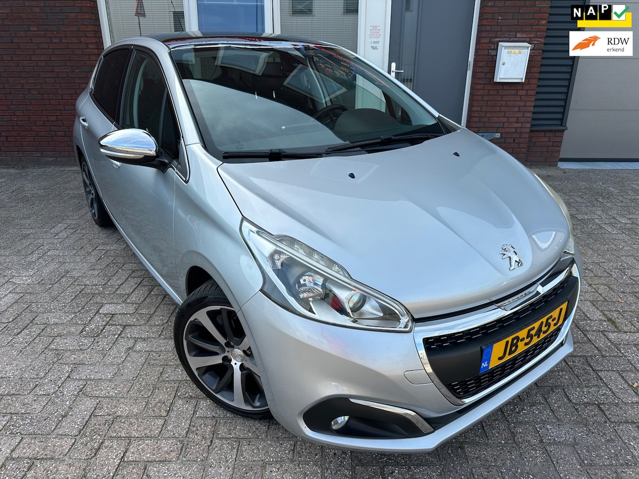 Peugeot 208 - 1.2 PureTech Première / Pano / Navi / Leder / Camera / PDC / NAP / Riem vv / Carplay - AutoWereld.nl