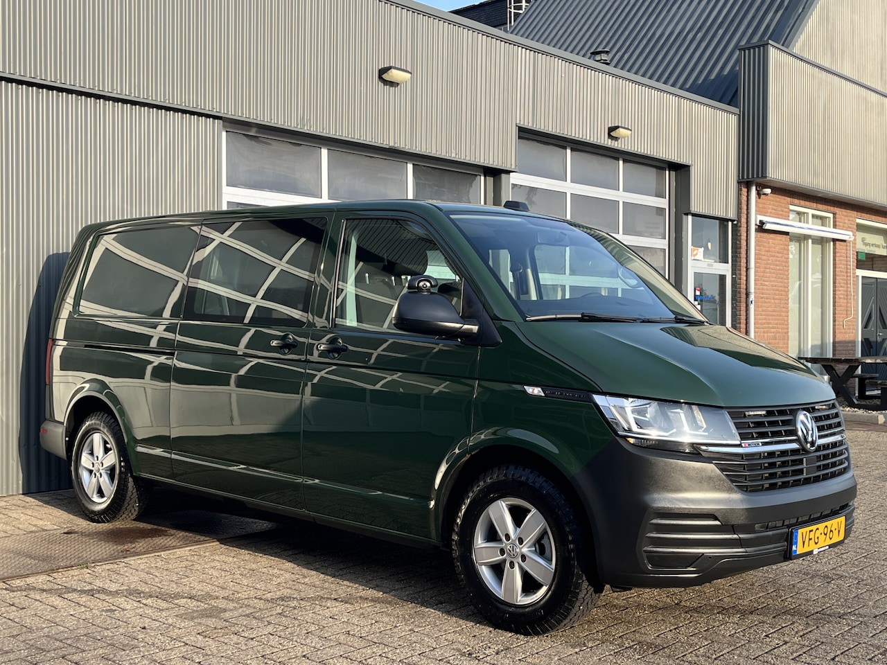 Volkswagen Transporter - 2.0 TDI L2H1 4x4 DC 150pk 4 motion Bpm vrij Standkachel Trekhaak 2500kg App conect Cruise - AutoWereld.nl