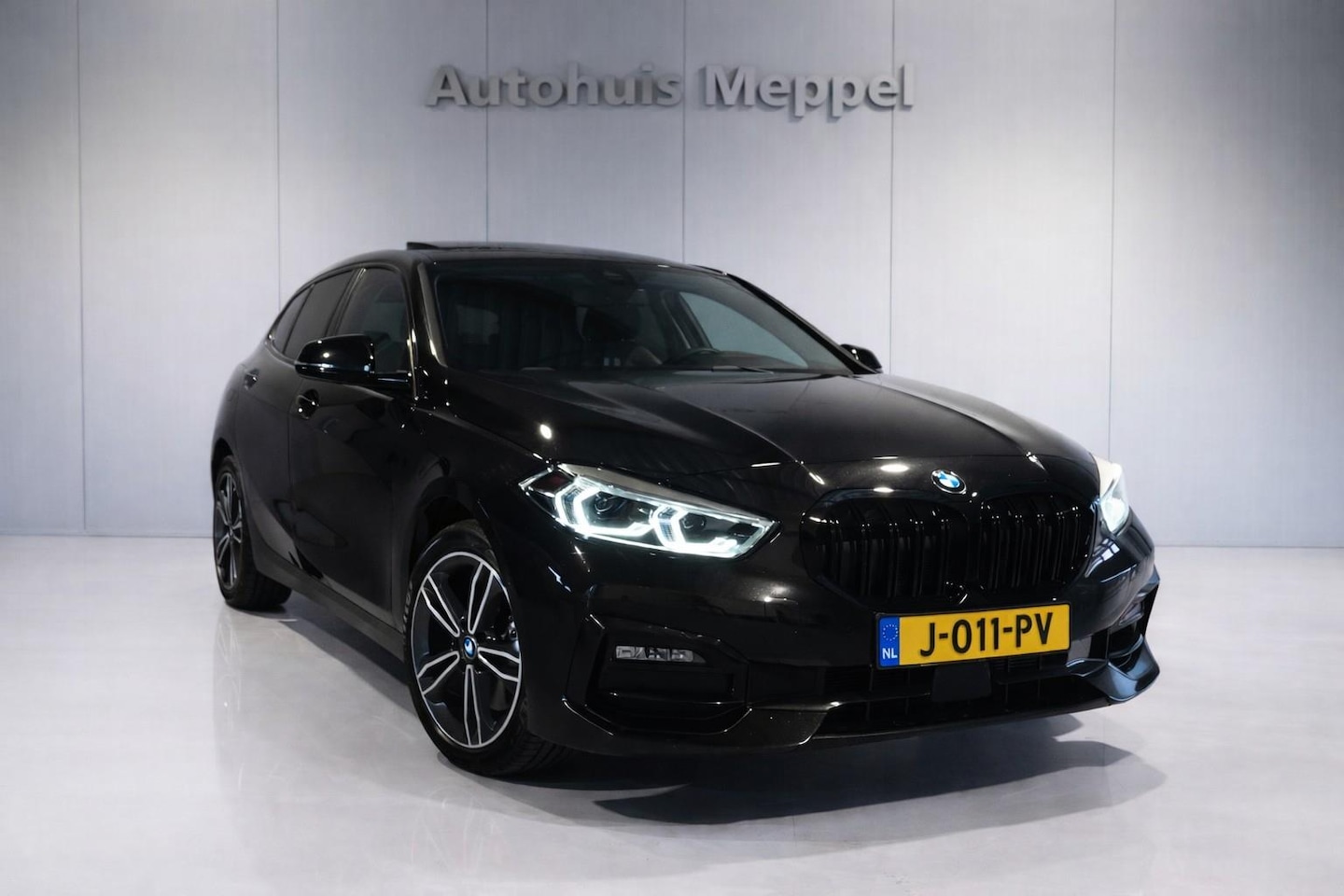 BMW 1-serie - 118i Sport Line | LED | Harman/Kardon | Panoramadak | - AutoWereld.nl