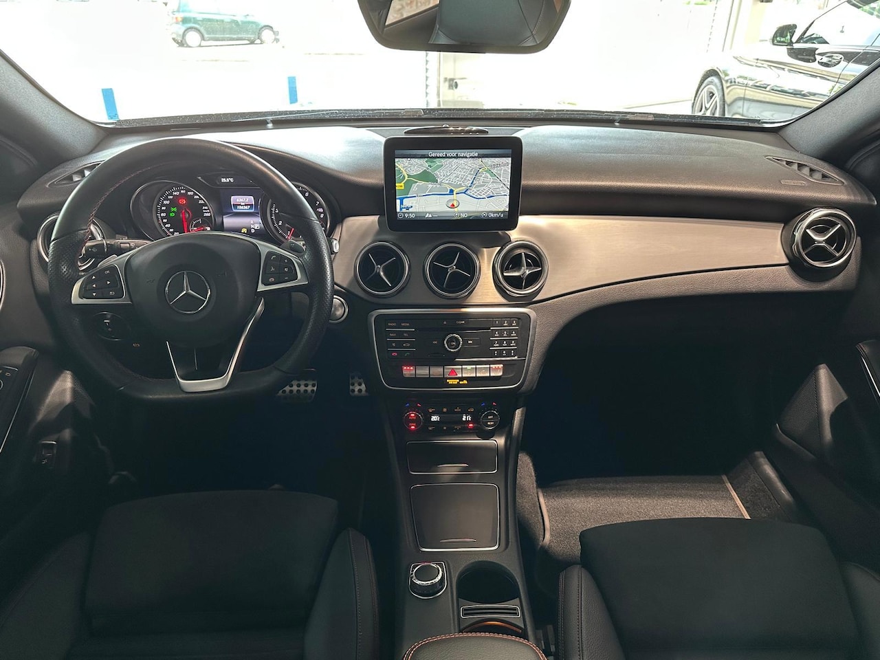 Mercedes-Benz GLA-Klasse - 180 Business Solution AMG | Pano | Night | Keyless | Camera