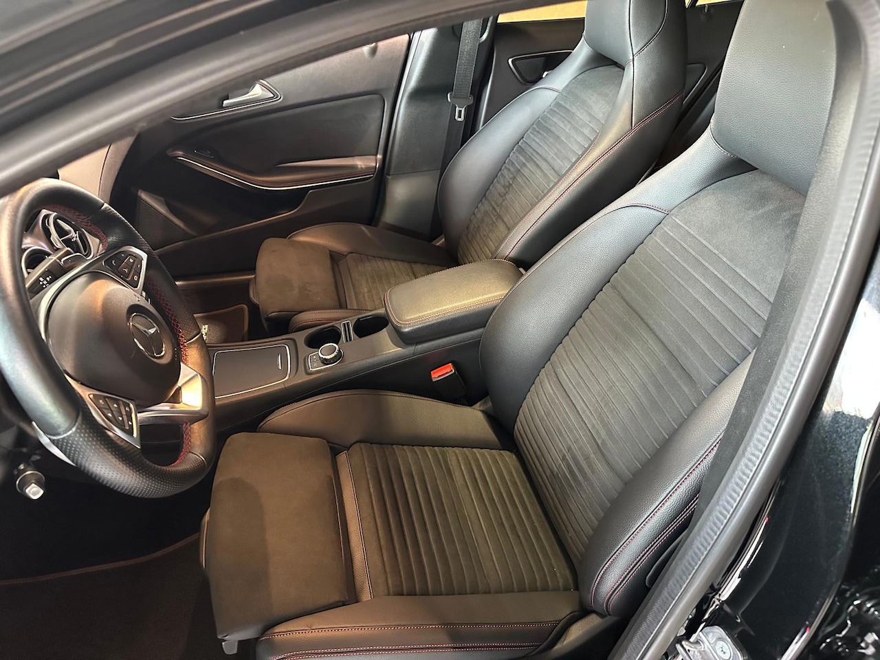 Mercedes-Benz GLA-Klasse - 180 Business Solution AMG | Pano | Night | Keyless | Camera