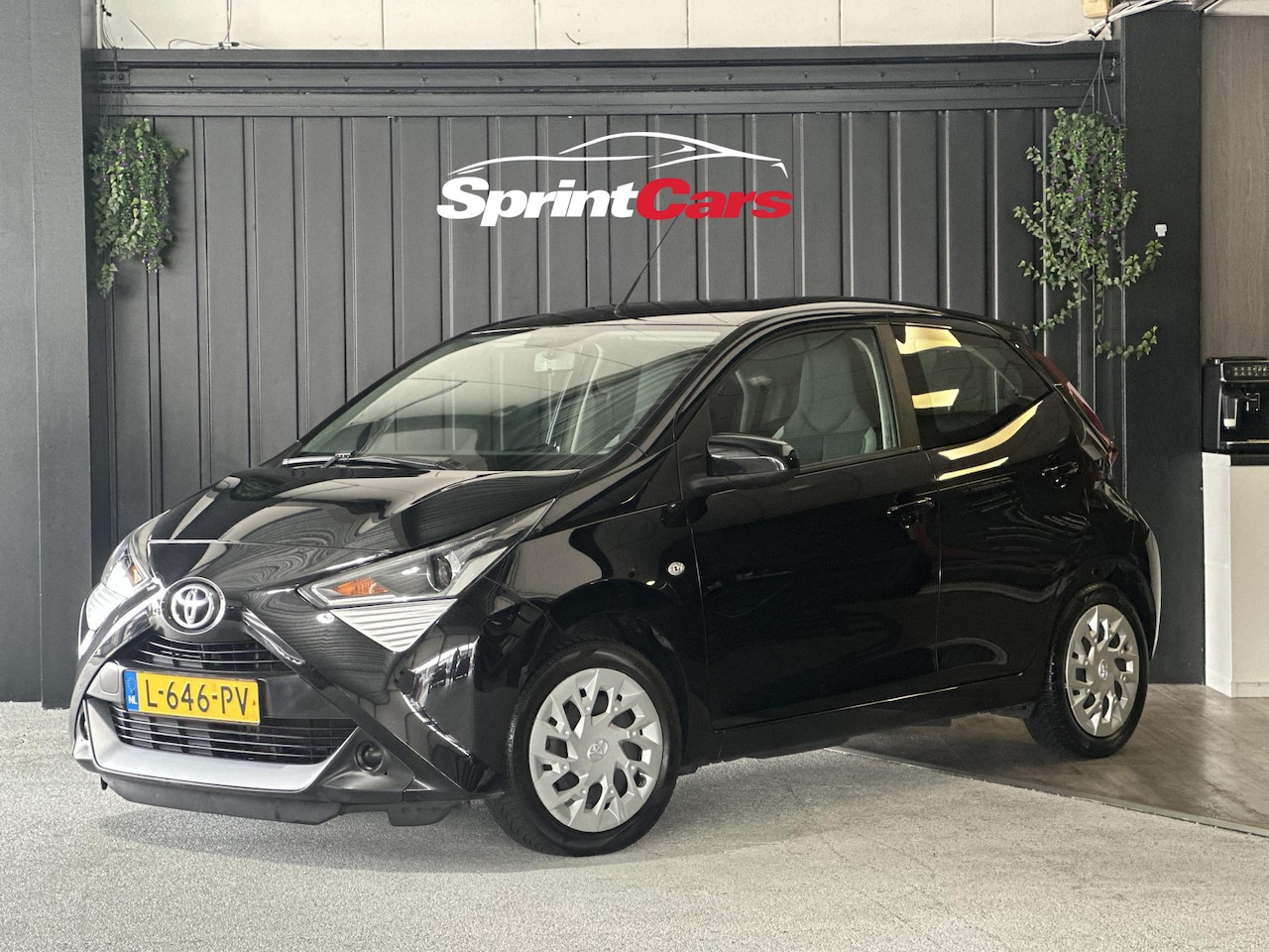 Toyota Aygo - 1.0 VVT-i x-play | Achteruitrijcamera | Carplay | Airco | Cruise Control | Hill Hold Funct - AutoWereld.nl