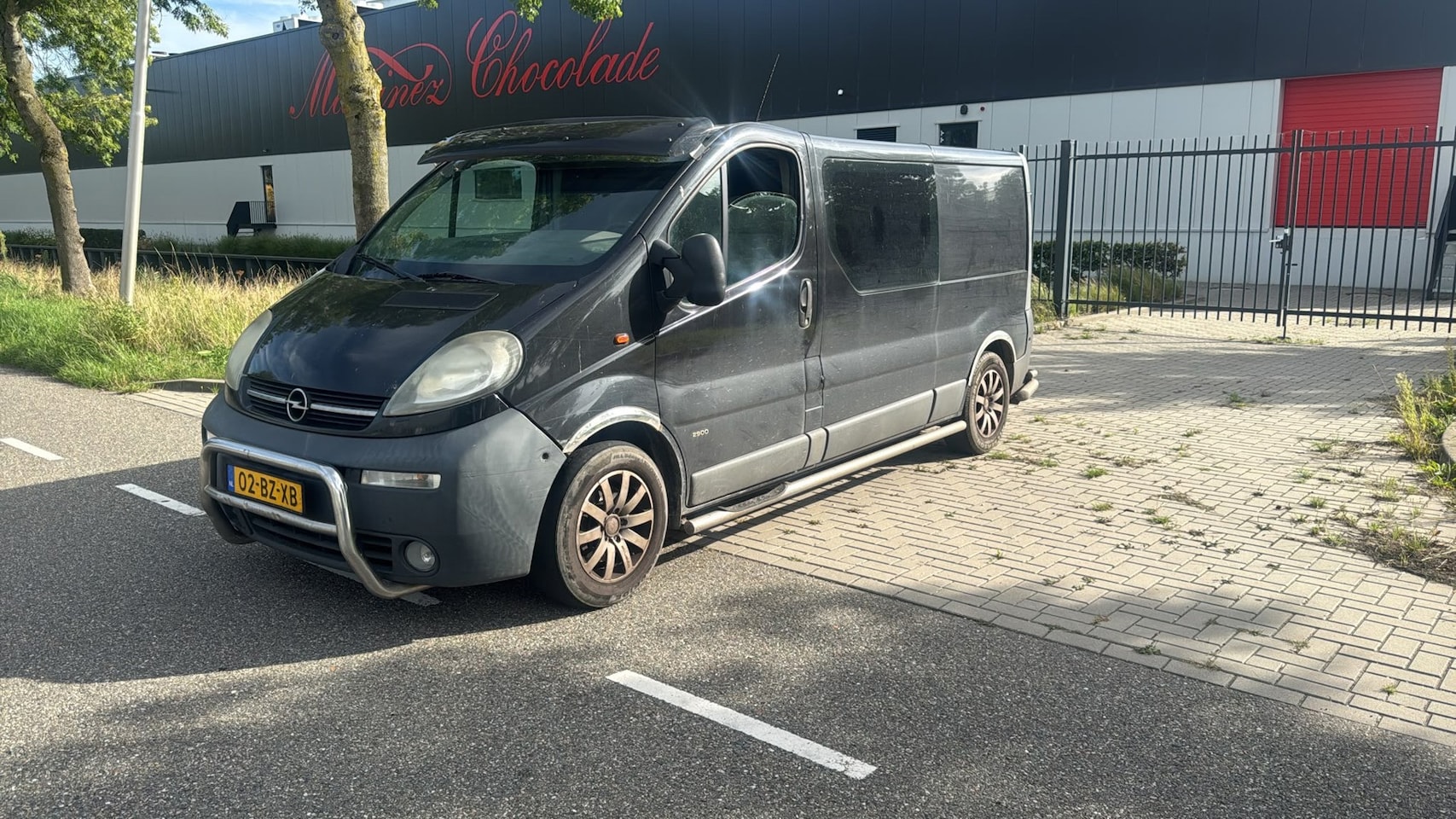 Opel Vivaro - 2.5 CDTI L2H1DC Cosmo DUBBELE CABINE AUTOMAAT AIRCO ZWART 2006 - AutoWereld.nl