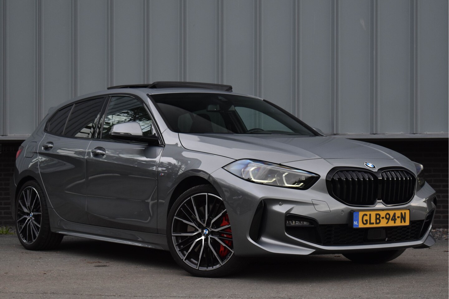 BMW 1-serie - 118i M-Sport Pro | BOMVOL | Schaalstoel | Harman/Kardon | Head Up | Pano | Electr Stoel - AutoWereld.nl