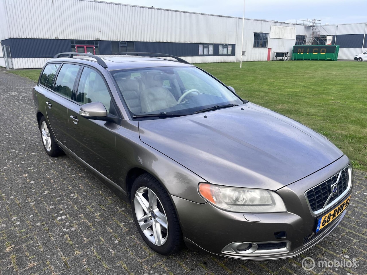 Volvo V70 - 2.4D Momentum / Leder / Airco / Cruise / Trekhaak / Schuif-Kantel / - AutoWereld.nl