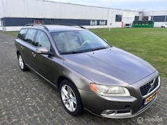 Volvo V70 - 2.4D Momentum / Leder / Airco / Cruise / Trekhaak / Schuif-Kantel / Garbagerun