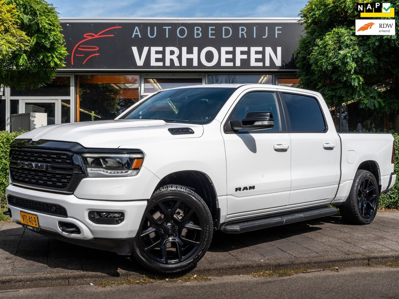 Dodge Ram 1500 - 5.7 V8 4x4 Crew Cab Big Horn - PARKEER CAMERA - STOEL / STUUR VERW - APPLE CARPLAY - NAP O - AutoWereld.nl