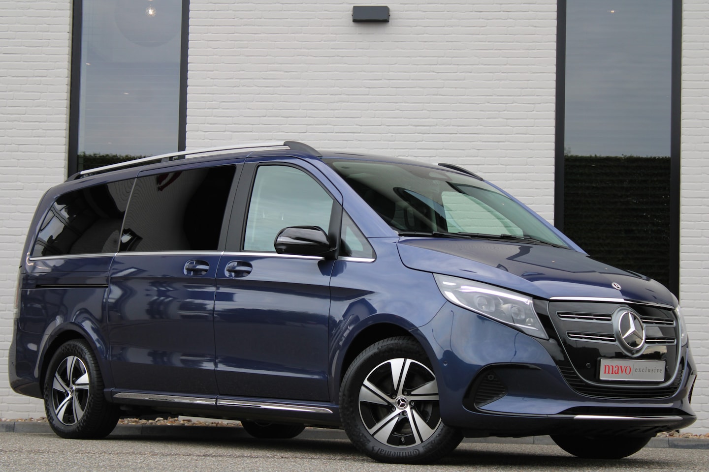 Mercedes-Benz EQV - 300 L2 / AMG / Panorama / Luchtvering / 7-Persoons / Slaapbank / 360 Camera / Vol Opties / - AutoWereld.nl
