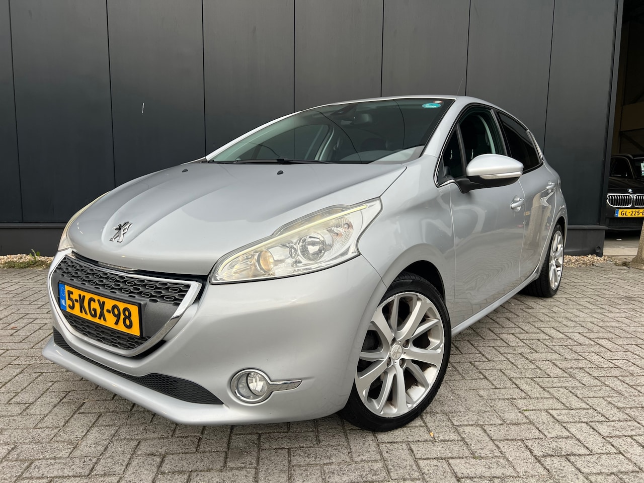 Peugeot 208 - 1.6 VTi Allure '13 Navi/Lmv/5Drs/Lichte zijschade! - AutoWereld.nl