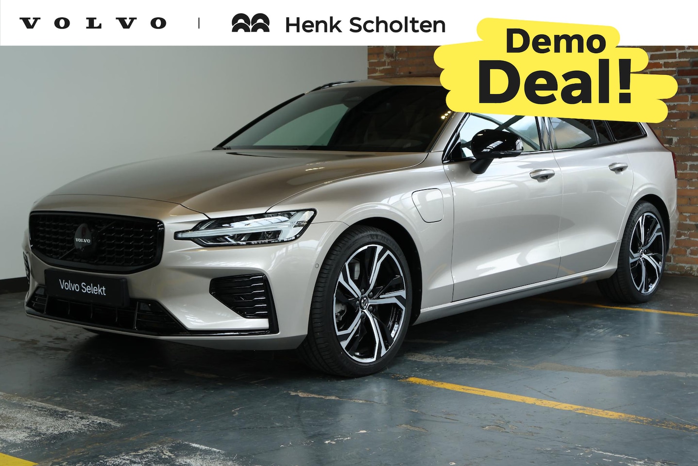 Volvo V60 - T8 Automaat Plug-in hybrid AWD Plus Dark | DEMO DEAL | Semi-Electrische Wegklapbare Trekha - AutoWereld.nl