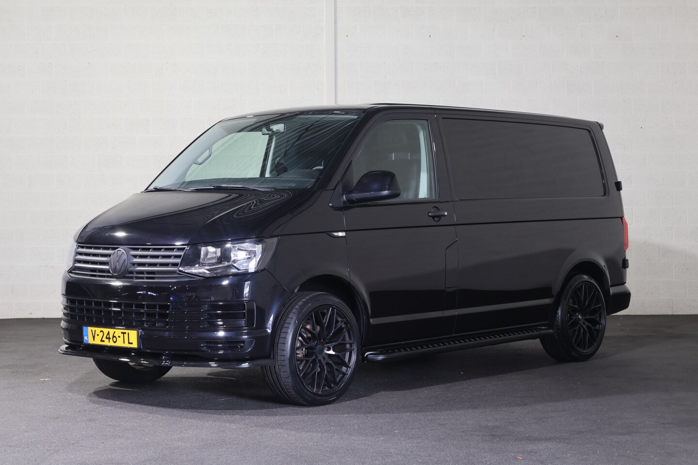 Volkswagen Transporter - 2.0 TDI L1 H1 Black Edition - AutoWereld.nl
