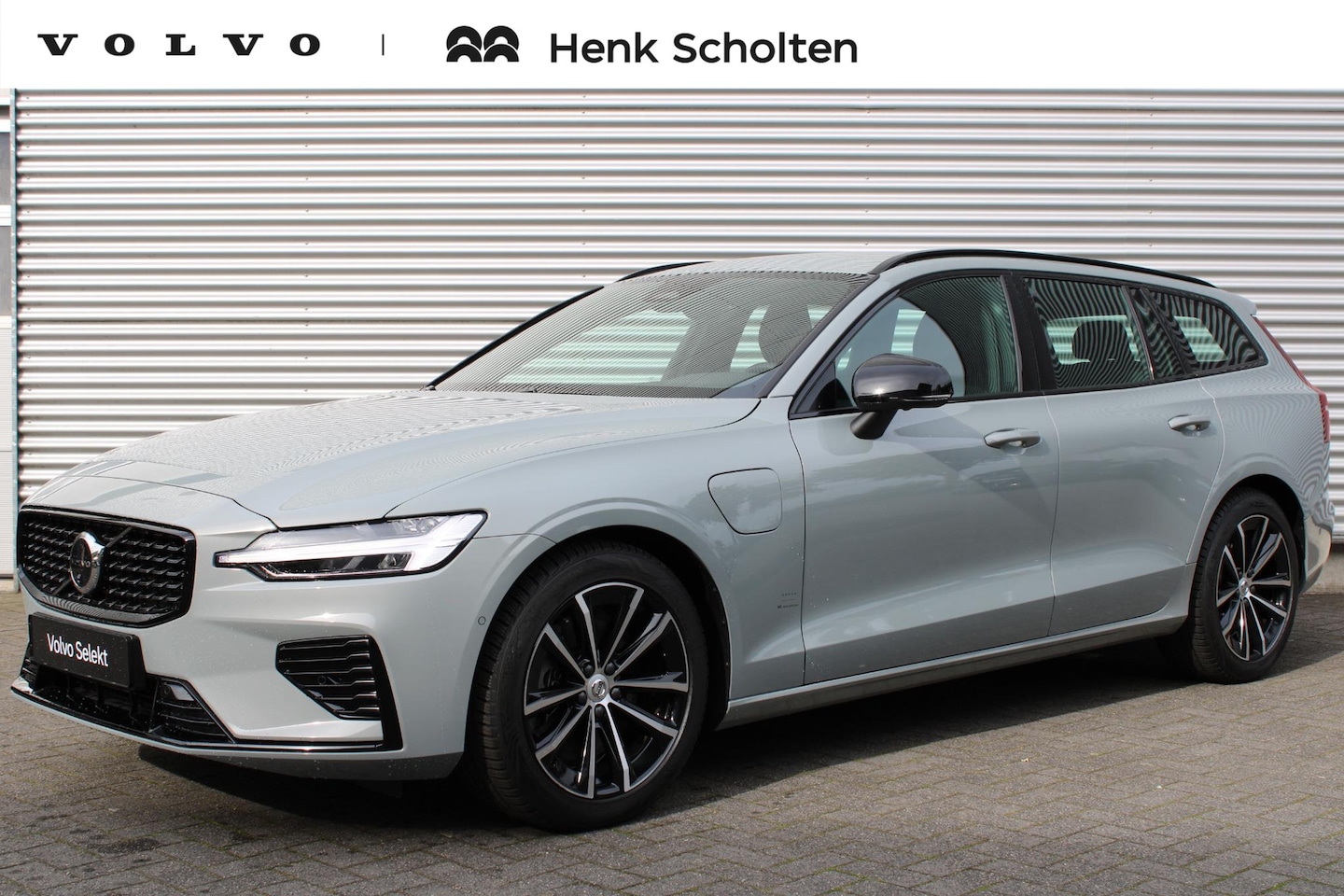 Volvo V60 - T8 Plug-in hybrid AWD Plus Dark SOH-waarde 100% | Trekhaak | Verwarmbare voorstoelen, acht - AutoWereld.nl