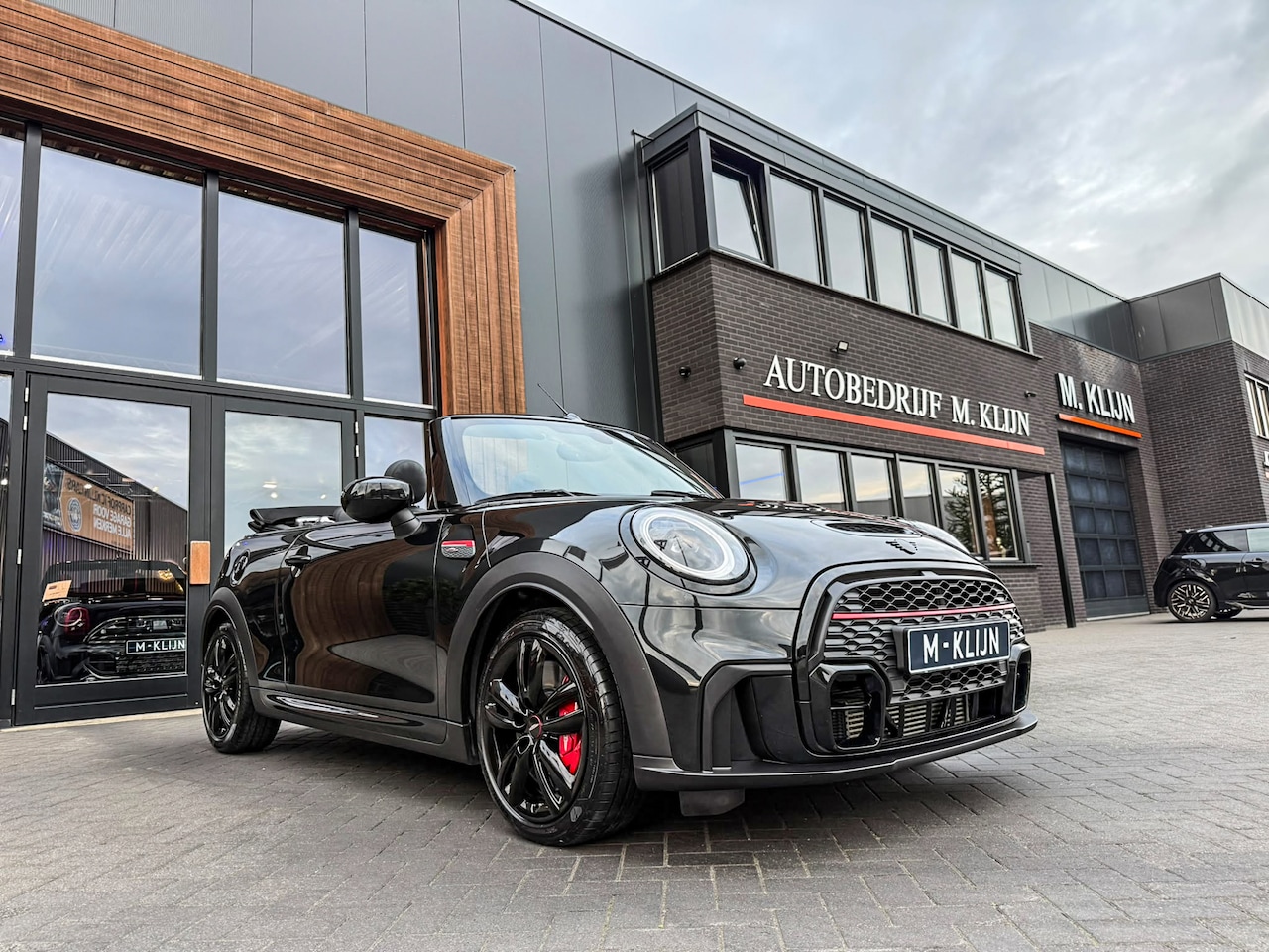 MINI Cabrio - 2.0 John Cooper Works JCW Pack F1 aut 231pk/Leer/Hk/Navi/Head up/Btw - AutoWereld.nl